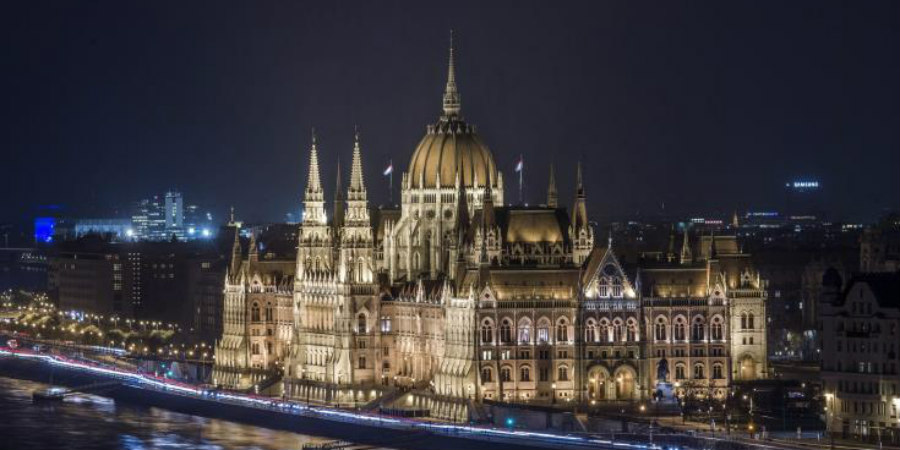 Τα κοινοβούλια πρέπει να παραμείνουν ανοικτά και ο Τύπος ελεύθερος, λέει ο Σασσόλι για Ουγγαρία